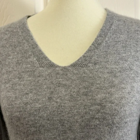 Talbots 100% Heathered Gray Cashmere V-Neck Sweater Size Small - Picture 2 of 7